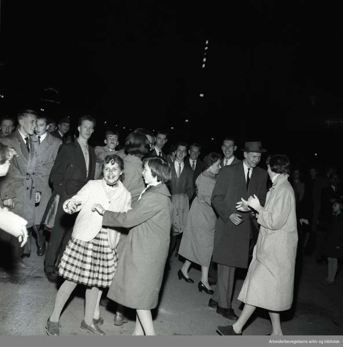 1. mai 1958..Dans på Rådhusplassen.