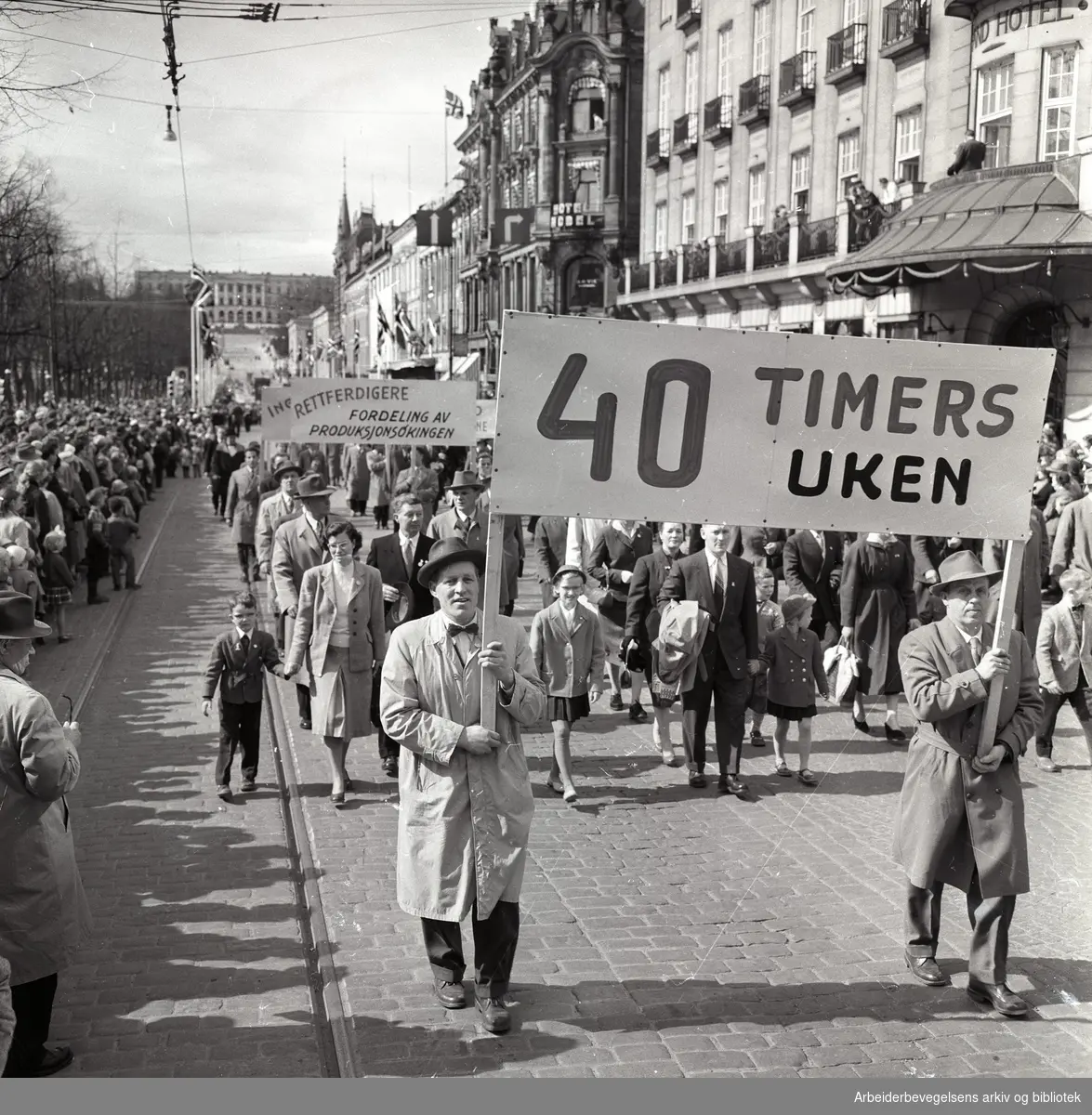 1. mai 1958 i Oslo.Demonstrasjonstoget på Karl Johans gate.Parole: 40 timers uken.Parole: Rettferdigere fordeling av produksjonsøkningen