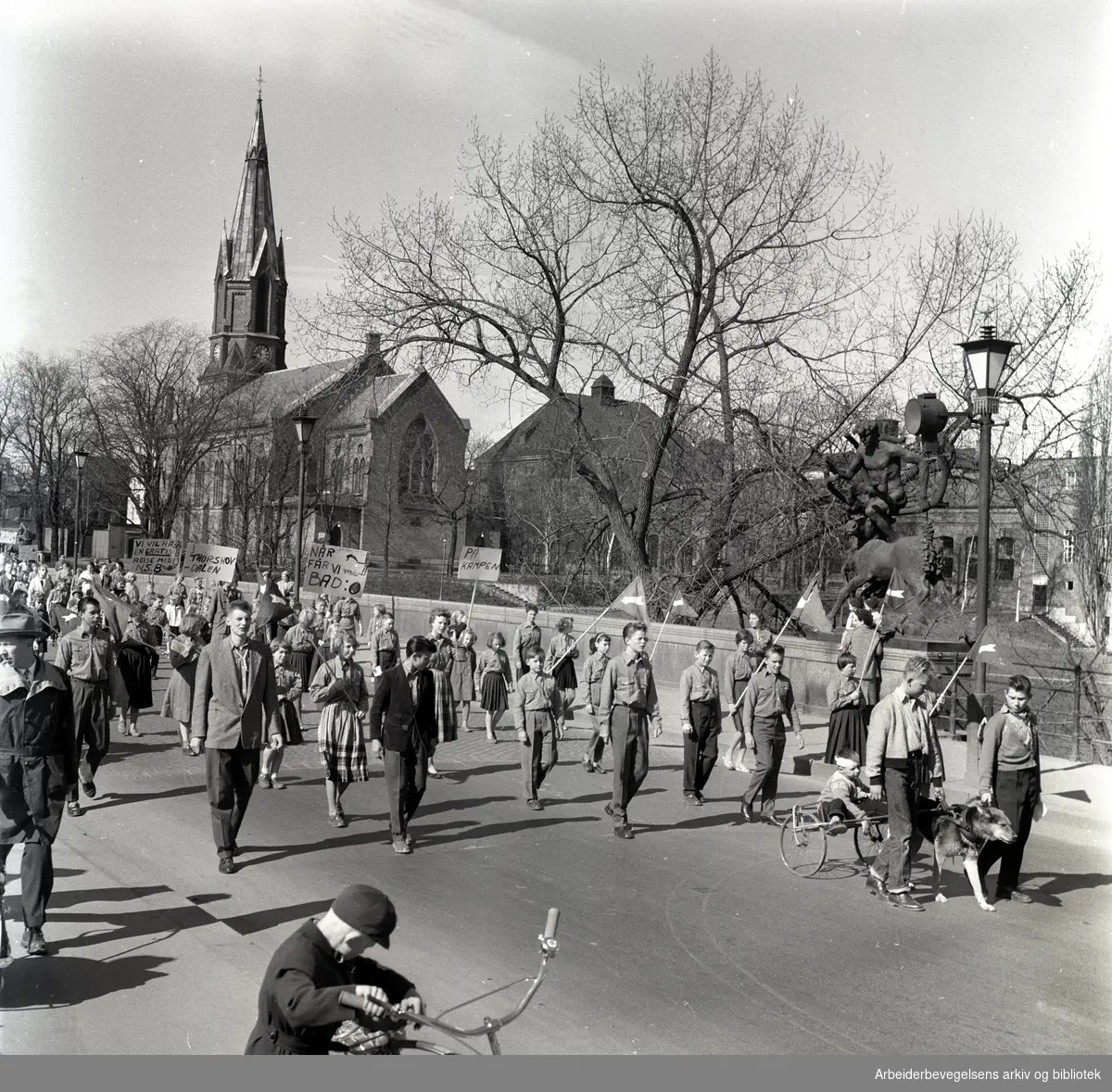 1. mai 1958 i Oslo.Framfylkingens tog over Ankerbrua...