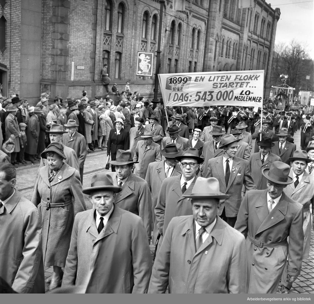 1. mai 1959 i Oslo.Karl Johans gate..Demonstrasjonstoget..Parole: 1899 en liten flokk....i dag 543.000 LO-medlemmer....