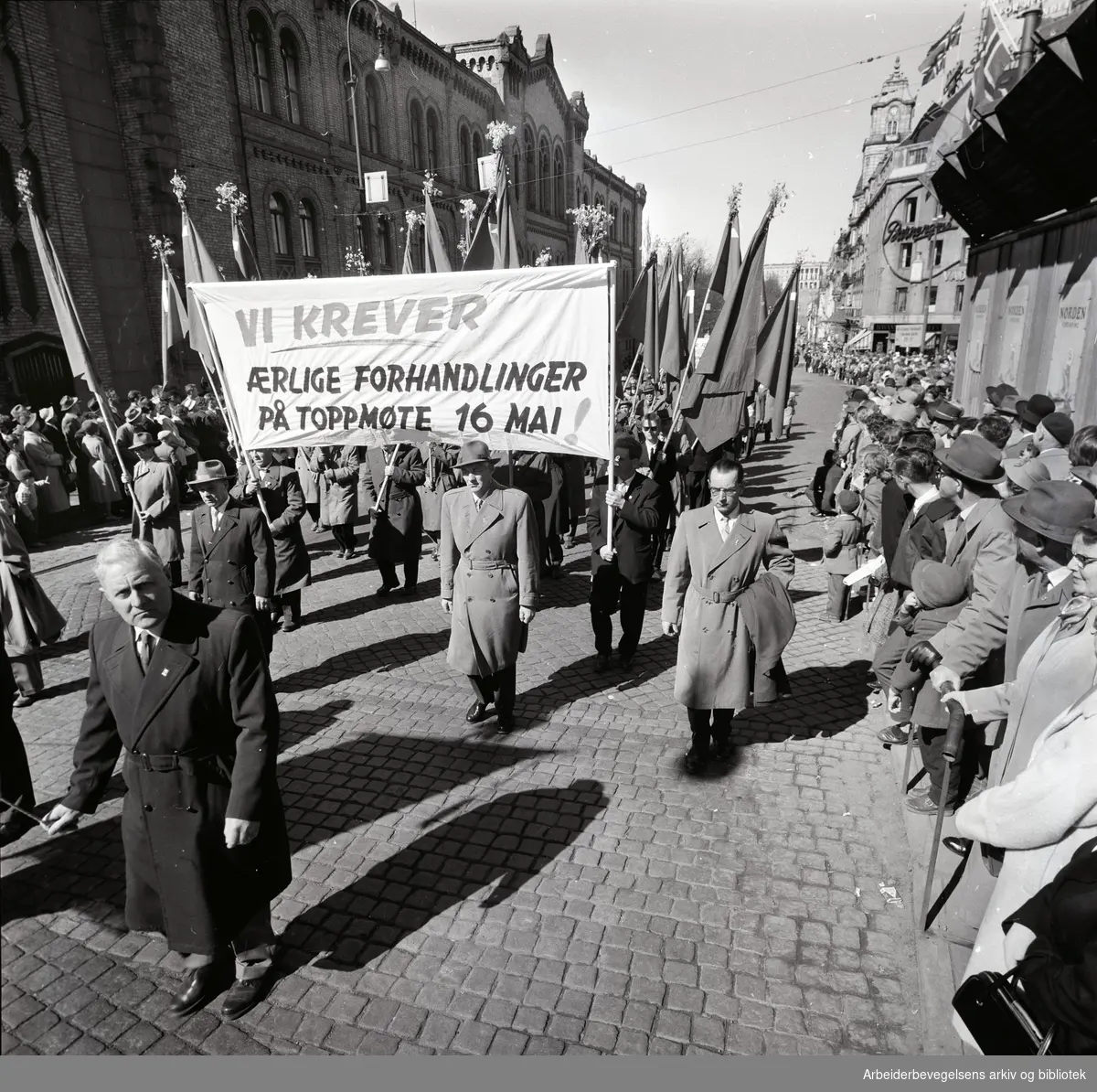 1. mai 1960 i Oslo.Karl Johansgate..Demonstrasjonstoget..Parole: Vi krever ærlige forhandlinger på toppmøte 16. mai!.