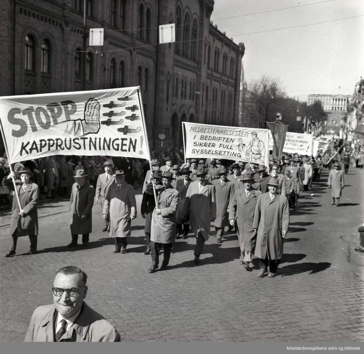 1. mai 1960 i Oslo.Karl Johans gate..Demonstrasjonstoget..Parole: Stopp kapprustningen!.Parole: Medbestemmelsesrett i bedriften sikrer full sysselsetting..