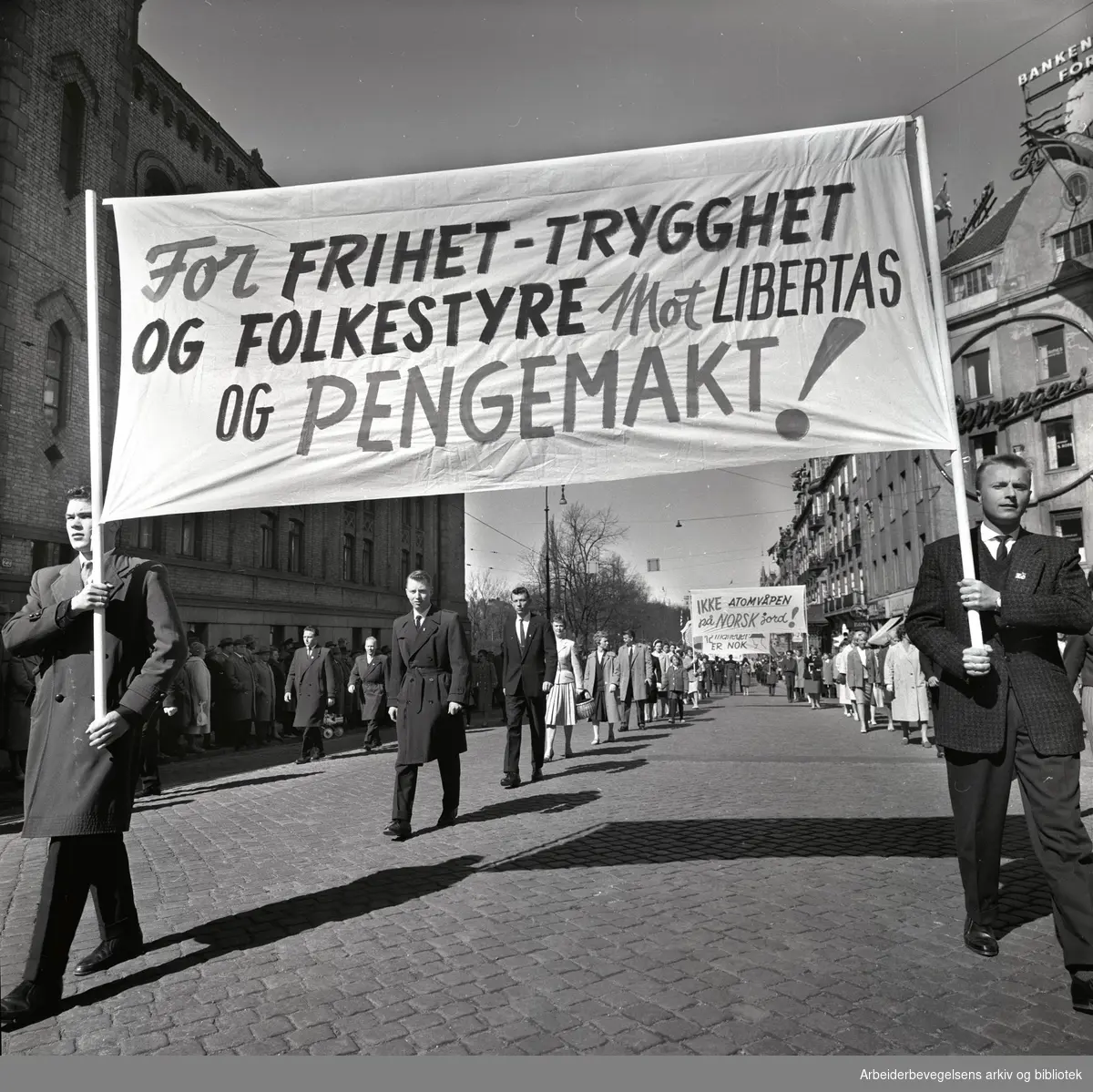 1. mai 1960 i Oslo.Karl Johans gate..Demonstrasjonstoget..Parole: For frihet - trygghet og folkestyre mot Libertas og pengemakt!.