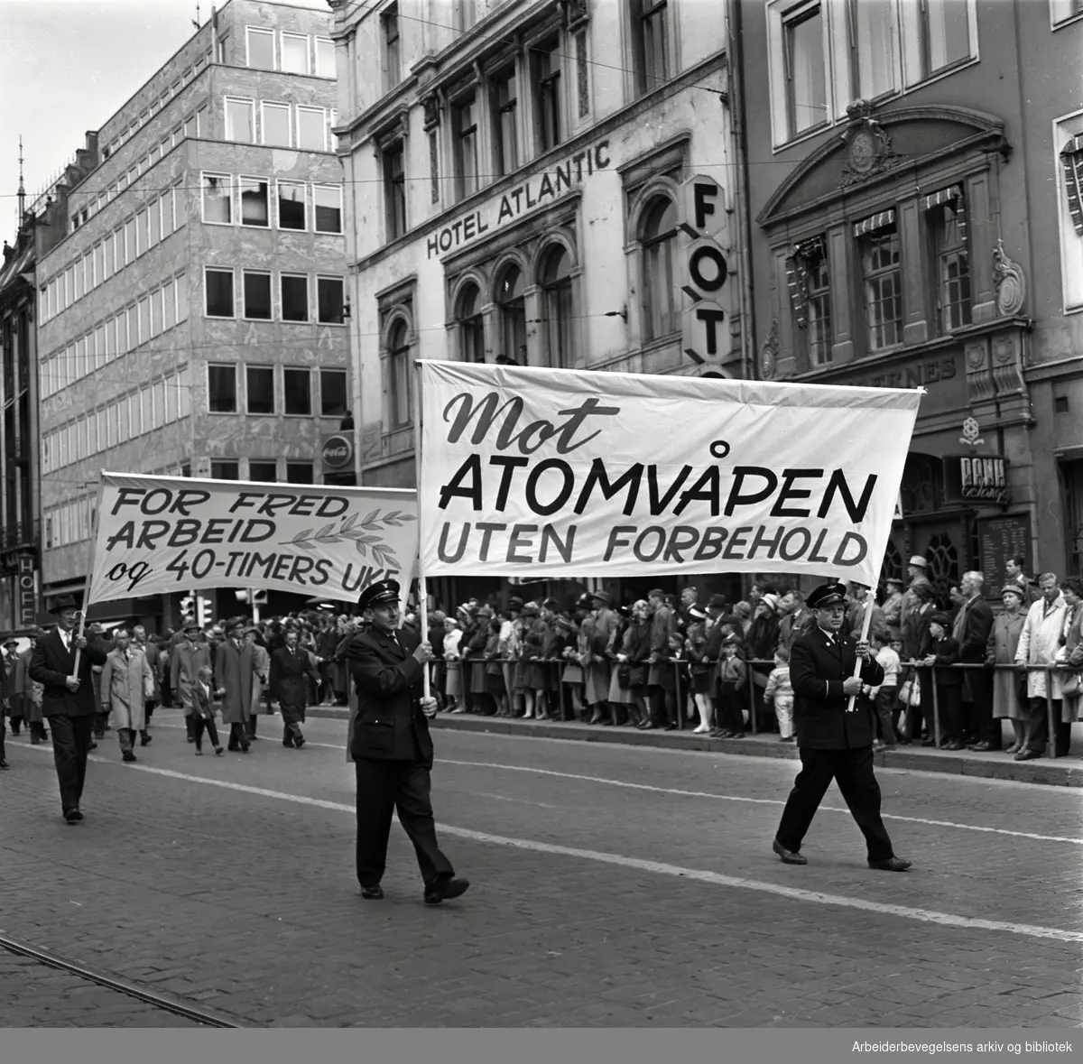 1. mai 1961 i Oslo.Demonstrasjonstoget på Karl Johans gate..Parole: Mot atomvåpen uten forbehold.Parole: For fred og arbeid og 40-timers uke