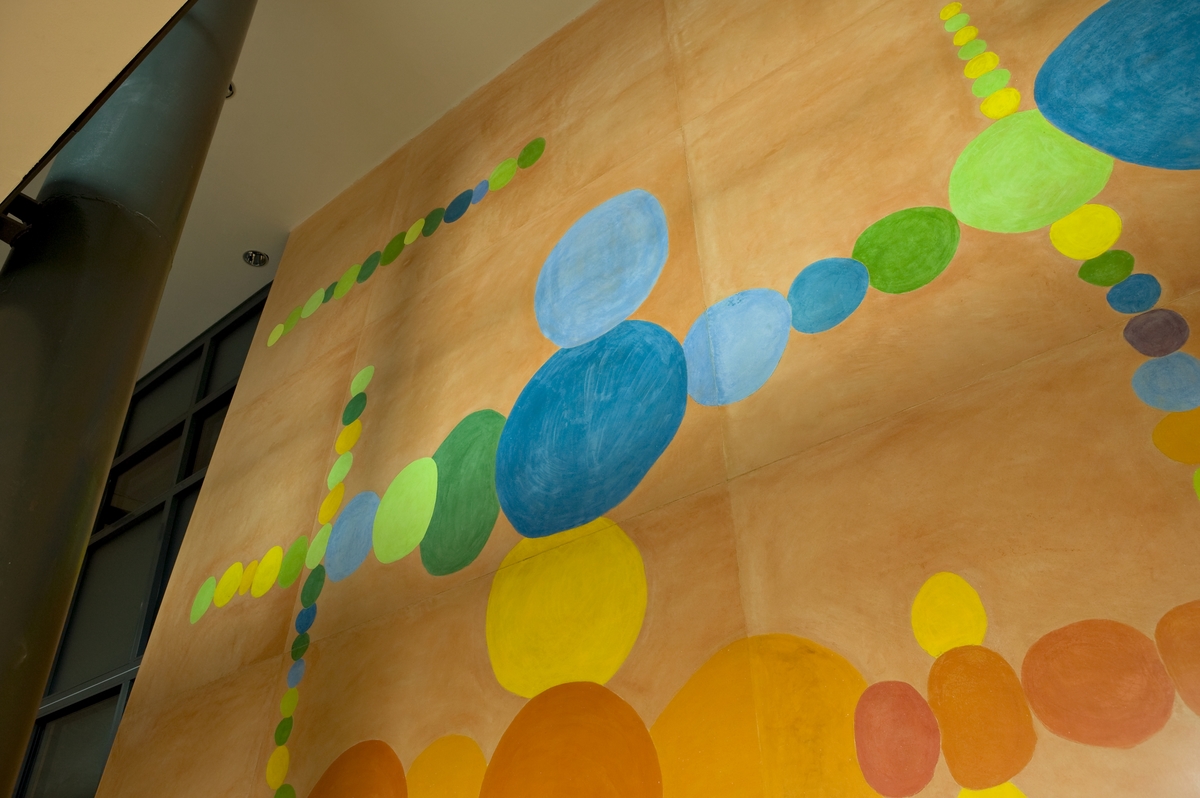 "A snapshot of sound" er et veggmaleri som strekker seg over tre etasjer og danner et beskyttende skall rundt byggets konsertsal. Innad skjermer veggen salens lyd mens veggens utside spiller på rommets aktivitet og innhold. Arbeidet kan sees som en visualisering av et tilfeldig øyeblikks lydbilde brent fast, bokstavelig talt, i en tradisjonell muralteknikk kalt “Stucco Lustro”. Motivet fremstår som materialiserte avtrykk av en hastig strøm av abstrakte lydbobler med sine strukturer og gjentagelser. De fargerike lydbildene har et lekent og spontant uttrykk i paradoksal motvekt til den møysommelige og tidkrevende teknikken.