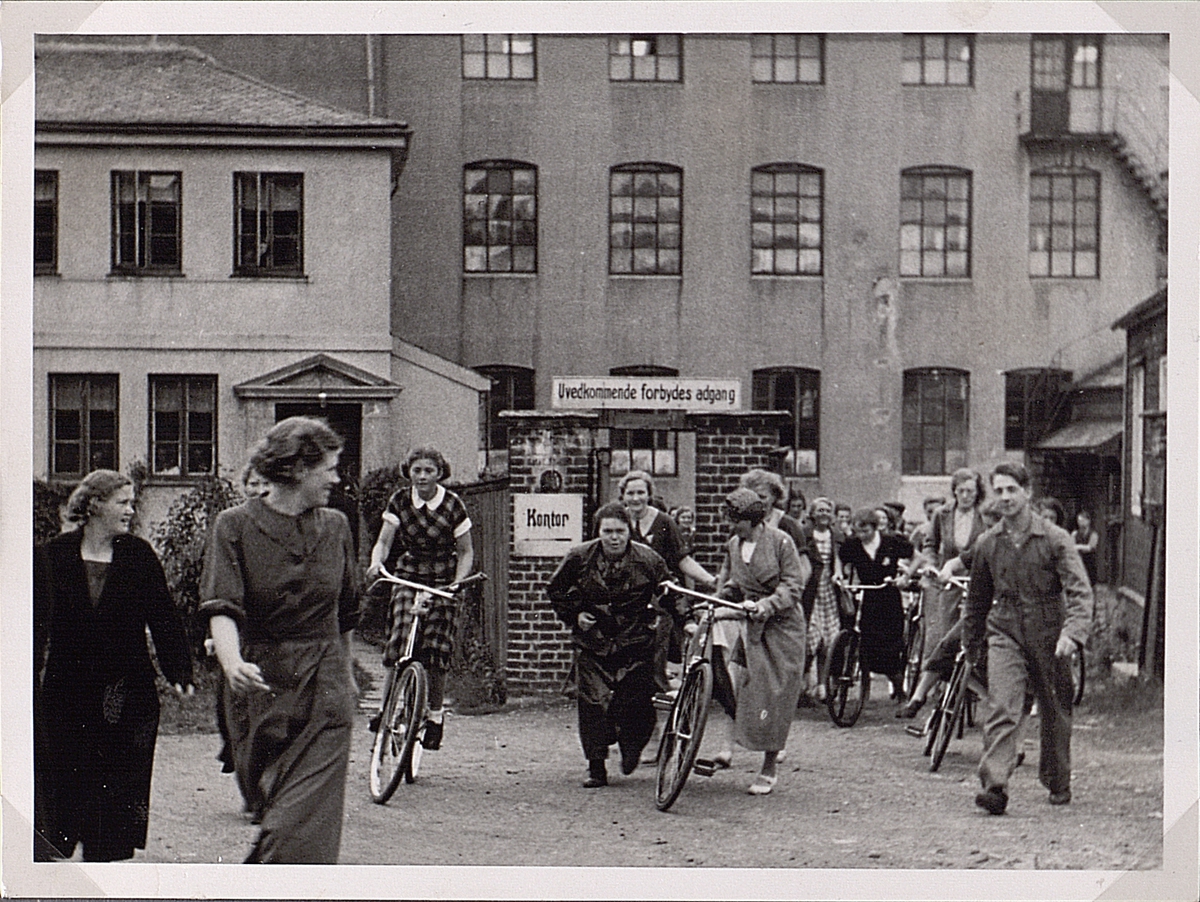 Arbeidarar utanfor Trengereid Fabrikker avd. Solheim, 1934.