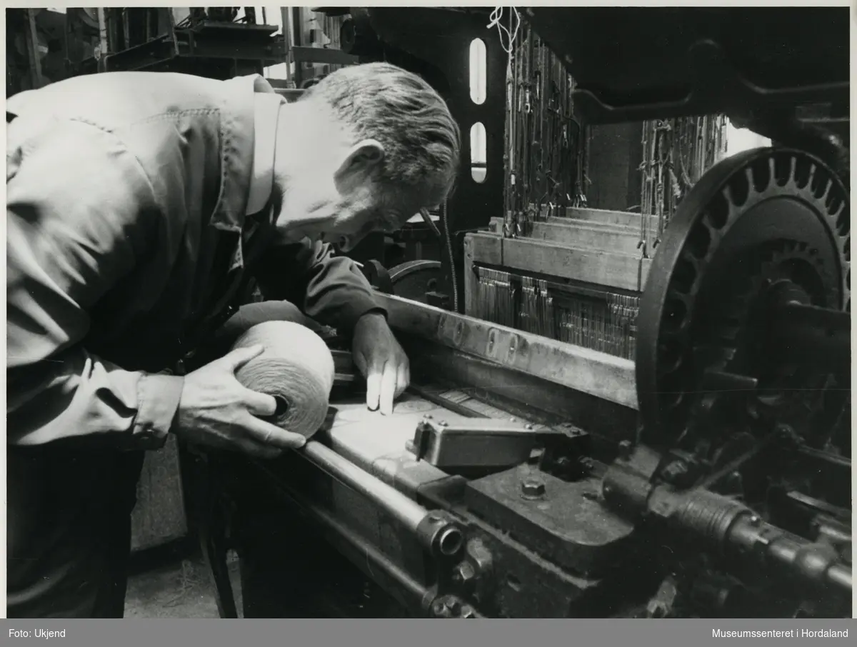 Ulike ledd i produksjonen ved Trengereid Fabrikker, truleg ca. 1960-talet. Kvalitetskontroll av varer.