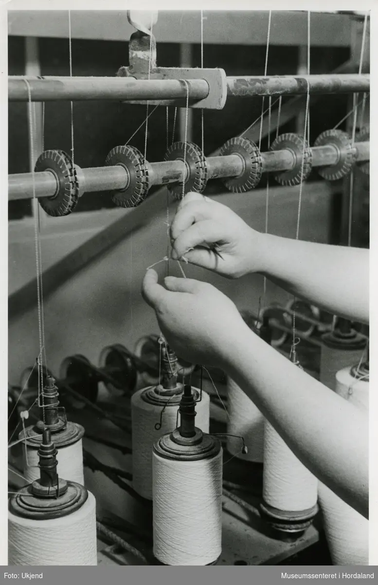 Ulike ledd i produksjonen ved Trengereid Fabrikker, truleg ca. 1950-52: knyting av tråd.