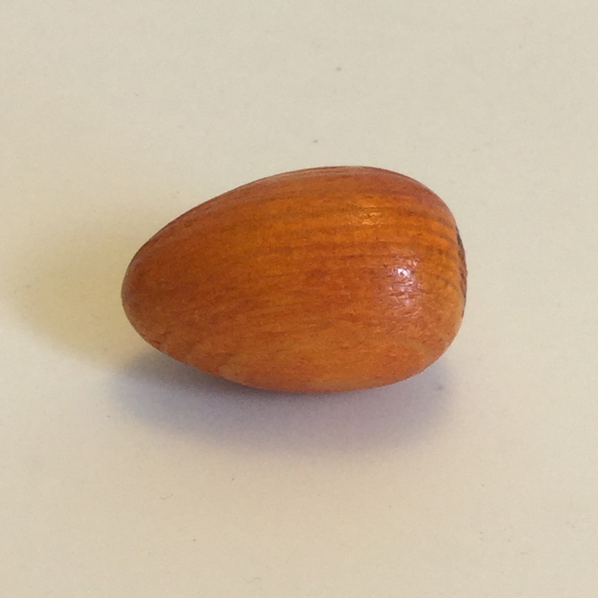 Prydnaden föreställer ett ägg.Ägget är svarvat i trä och målat i orange.Höjden är 40 mm och bredden är 25 mm.