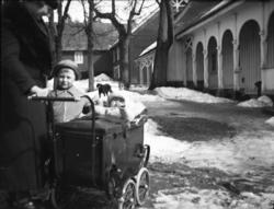 Fotoarkivet etter Gunnar Knudsen. Stående gutt er antakelig 