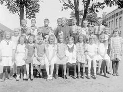 Klassebilde 4B. Gruppe av skolebarn ved Hammartun skole.