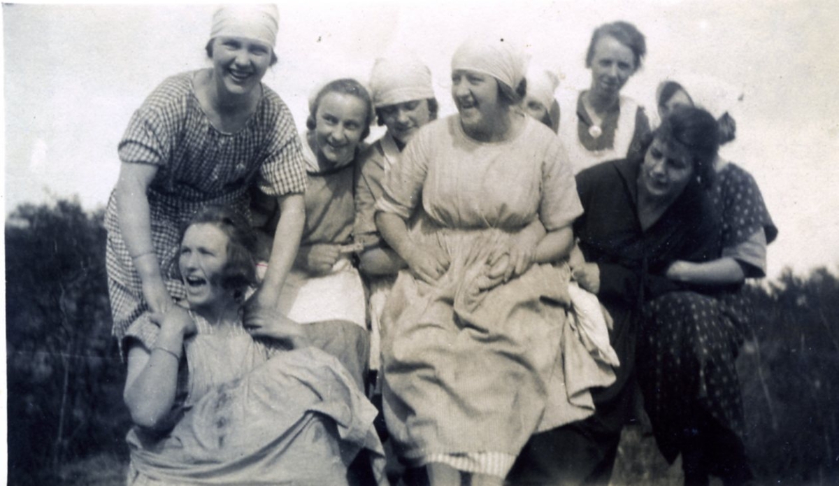 Elever fra Bergland husmorskole  1922, har det hyggelig ute.