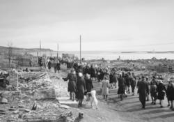 8. mai 1945 i Vadsø. En gruppe barn og voksne går i tog.