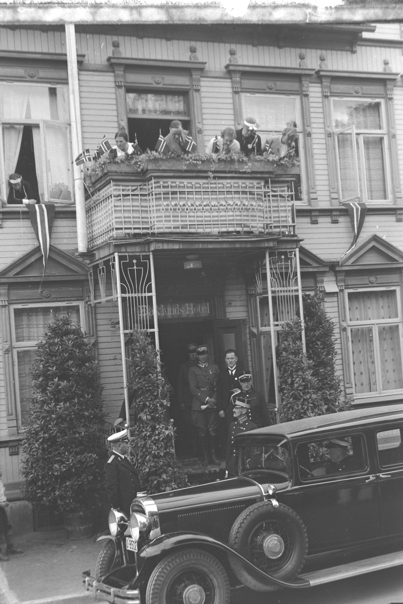 Jubileumsutstillingen i Levanger 1936 - kong Haakon ved Backlunds Hotel