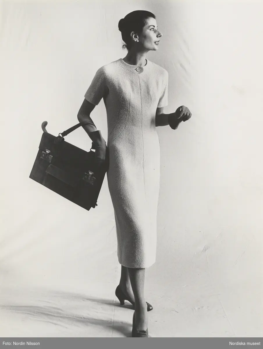 Modell i klänning, handskar och portfölj. Original Givenchy. - Nordiska ...