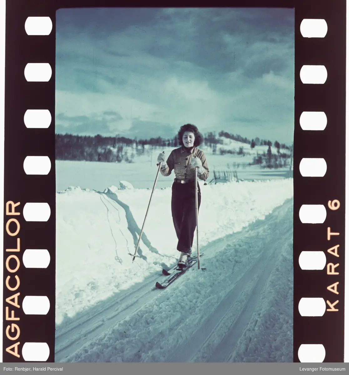 Ung kvinne på ski.