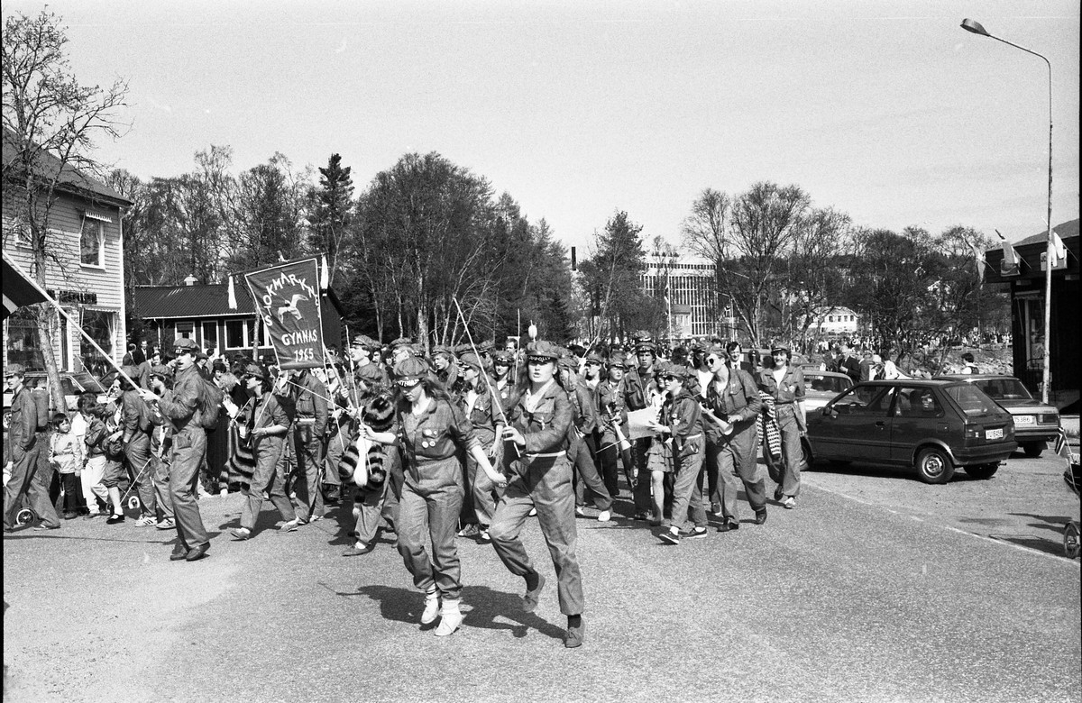 17.Mai 1983 på Stokmarknes. Russetog. Kommunehuset i bakgrunnen
