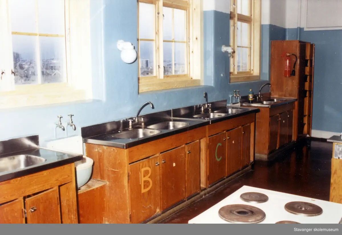 Skolekjøkkenet fra Nyland skole. 1989.