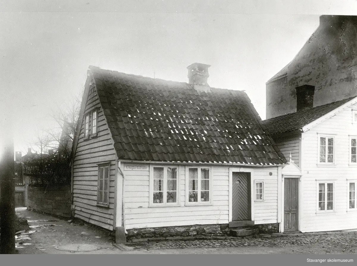 Skole-Toras hus. Kirkegårdsstrædet, Nedre Kleven. Huset ble revet da Stavanger bygget nytt bibliotek i 1960-årene. Skolen eksisterte i 40-årene (1840), men hvor lenge før og etter er fremdeles uklart.