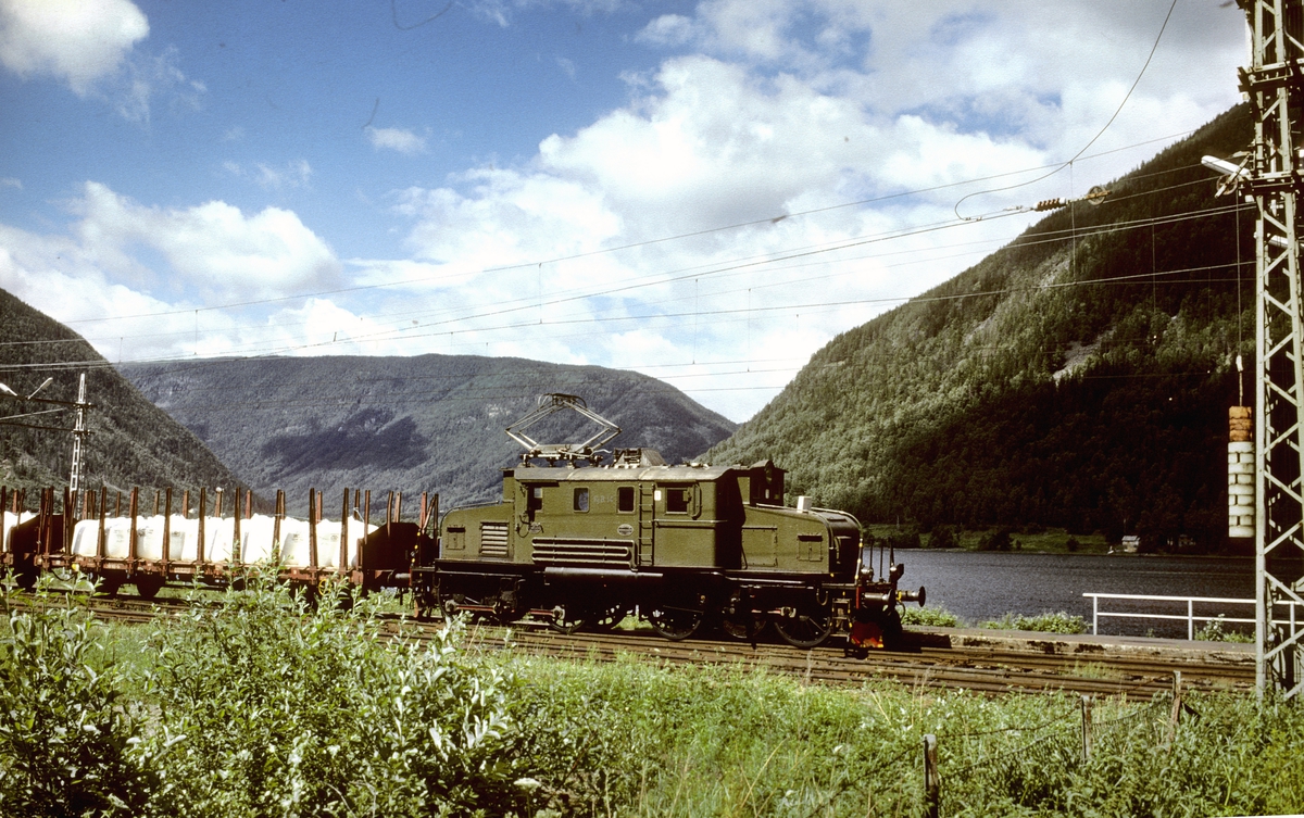 Rjukanbanen. Godstog ankommer Mæl stasjon med elektrisk lokomotiv RjB 14 (El 1 2001). Norsk Hydro, Norsk Transportaktieselskap, Norsk Transport.