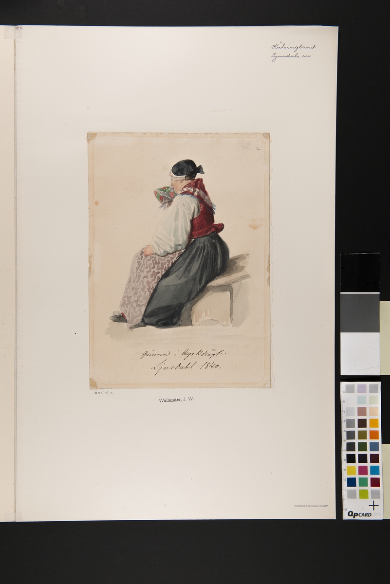 "Kvinna i kyrkodrägt, Ljusdahl 1840". Akvarell av J.W Wallander. Kvinna i helfigur,från sidan, sittande på en bänk.