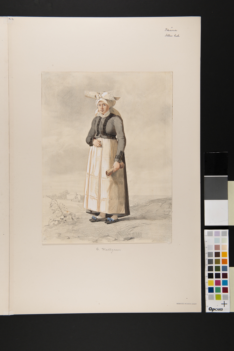 Kvinna i dräkt, stående i helfigur med ett landskap i bakgrunden. Akvarellerad blyertsteckning av O.Wallgren