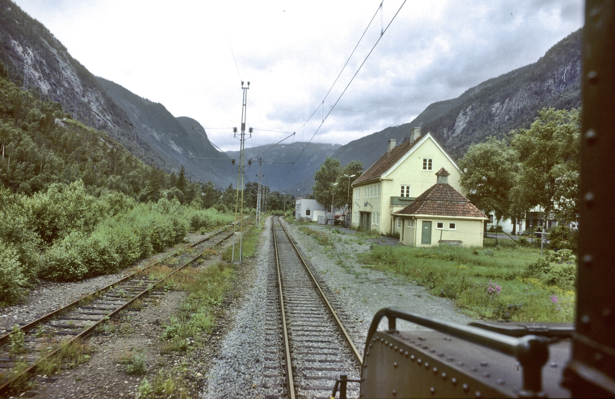 Rjukanbanen, Ingolfsland stasjon sett fra lokomotivet i godstog fra Mæl til Rjukan. Norsk Hydro, Norsk Transportaktieselskap (Norsk Transport).