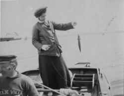 Fotoarkivet etter Gunnar Knudsen. Kvinne på fisketur.