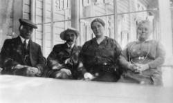 Fotoarkivet etter Gunnar Knudsen. Ytterst til venstre Torolf