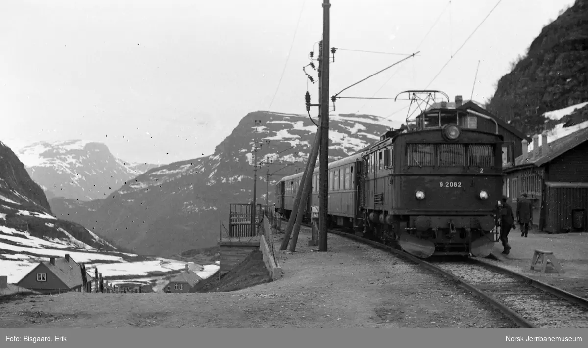 Elektrisk lokomotiv El 9 nr. 2062 med persontog på Myrdal stasjon