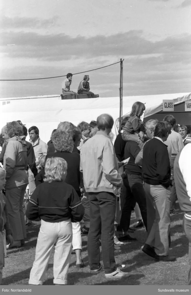 Folkfest på Midlanda då 1984 års flygdag arrangerades. Massor av publikbilder med hängflygning, flyguppvisningar, demonstration av flygvapnets ytbärgare med mera. De yngre lockades mest av ett gammalt Drakenplan som stod uppställd för närmare beskådan.