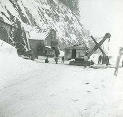 Vannkraftutbygging, lastebil og gravemaskin utanfor kraftsta