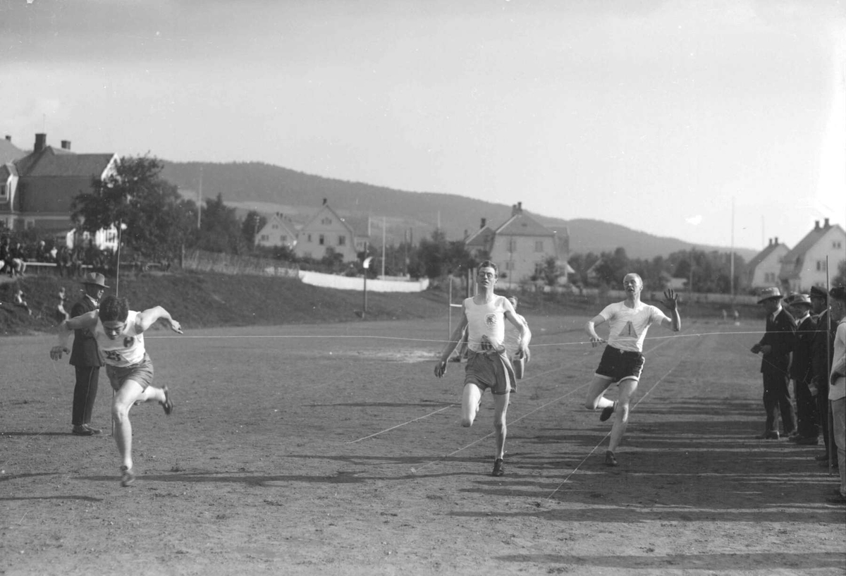 Pokalkonkurranse på Sportsplassen. Mjøsbyene og Elverum.  
100 m. løp. Finn Poppe og Arne Tønsager m.fl. Mjøspokalen.