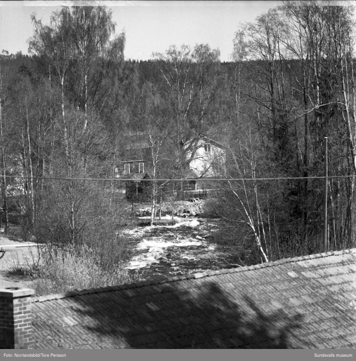 Högt vatten i Ovansjöån mellan Bölesjön och Skrängstasjön och vid sågen.