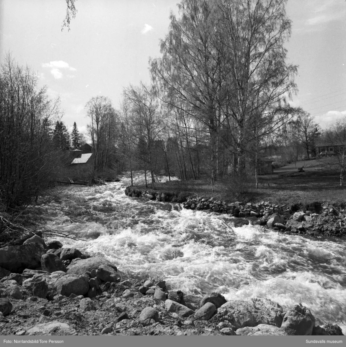 Högt vatten i Ovansjöån mellan Bölesjön och Skrängstasjön och vid sågen.