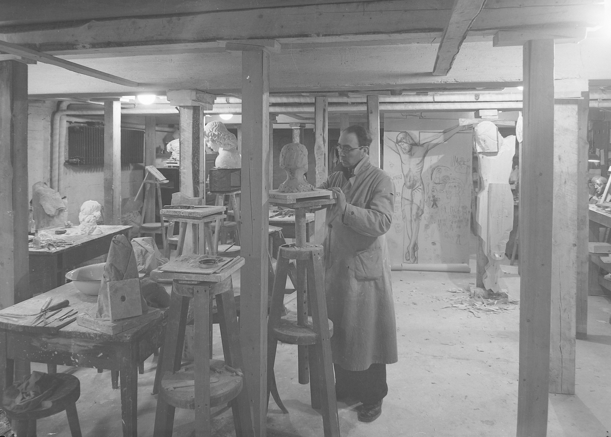 Oscar Lynum i sitt atelier