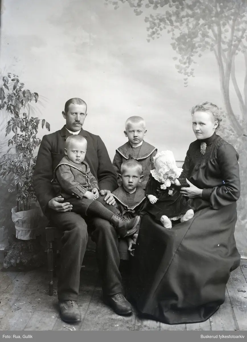 Gaute Buer med familie
Gaute J. Buen (1872-1946) gift med Anna Olsd. Rønningsdalen (1878-1940)
Barn: Jon 1897, Olav 1899 , Asmund 1901, og Aslaug 1904 Foto 1905