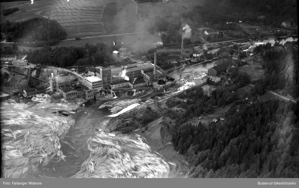 Follum fabrikker
1935
Masse tømmer i elva