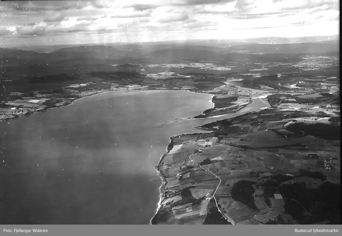 Nordfjorden eller storfjorden i Tyrifjorden med Røysehalvøya
Utløpet av Storelva
Ask
1935