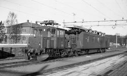 Revisjonstraktor Skd 213 071 med revisjonsvogn