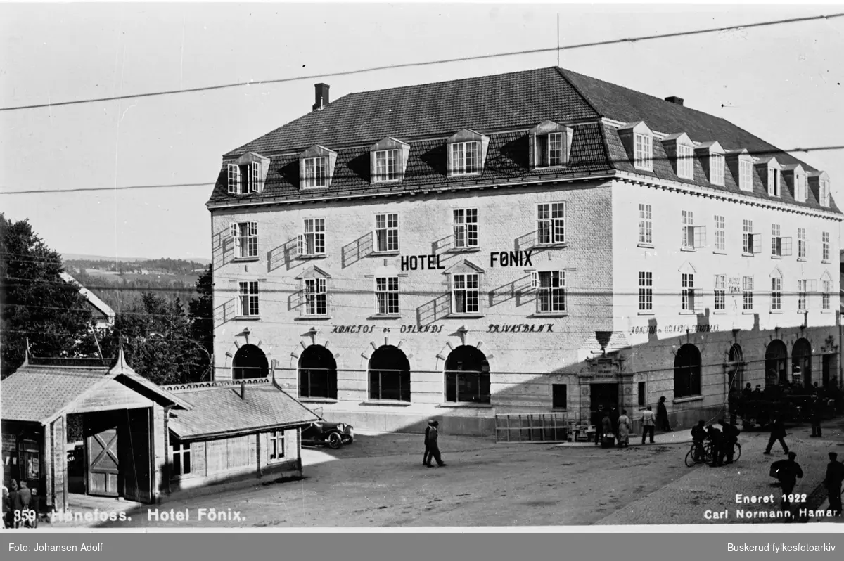 S.Torg med kjøtt kontrollen og vekten . Hotel Fønix ble bygget i begynnelsen av 1920 tallet