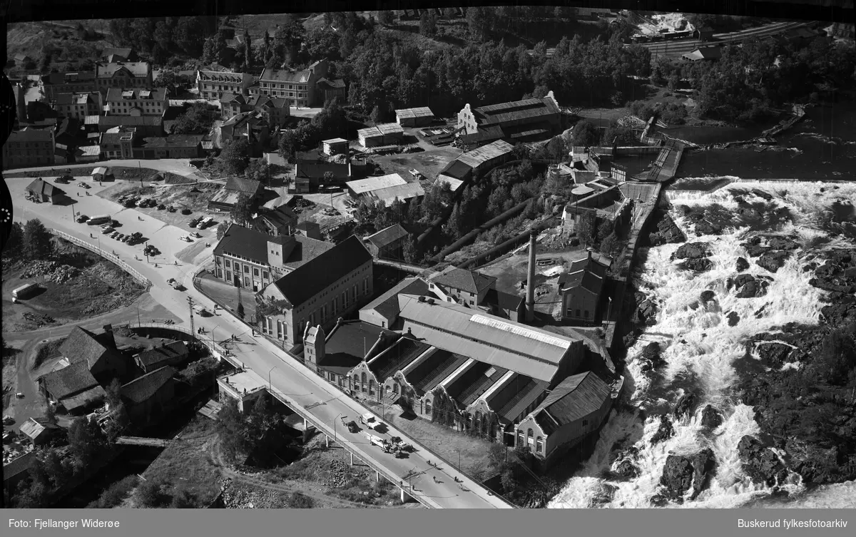 Hønefoss bru, Hønefossen, Hønefoss bruk, N. Torg, Riddengården, Stabellsgate, Brannstasjonen, Fossveien
1953