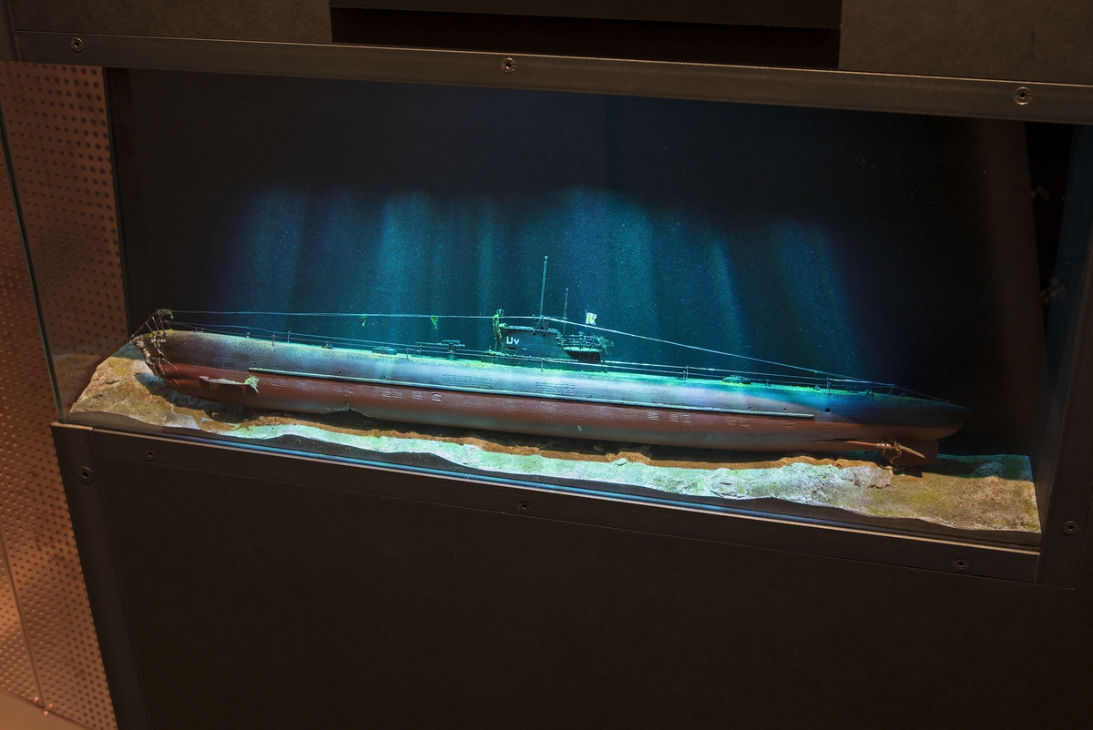 Den sjunkna ubåten ULVEN illustrerad som modell inne i Marinmuseums ubåtshall.