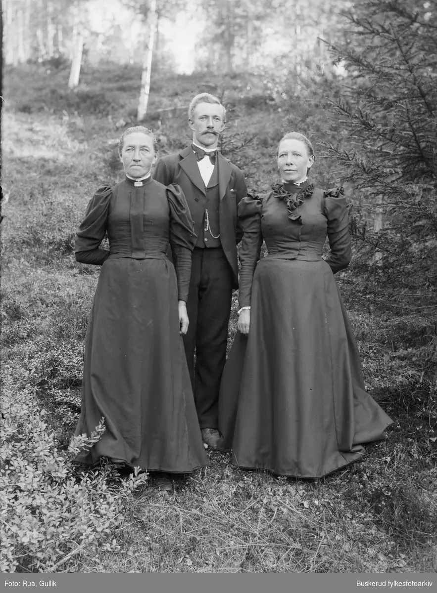 to kvinner og en mann
Gudbrand Haugen
1899