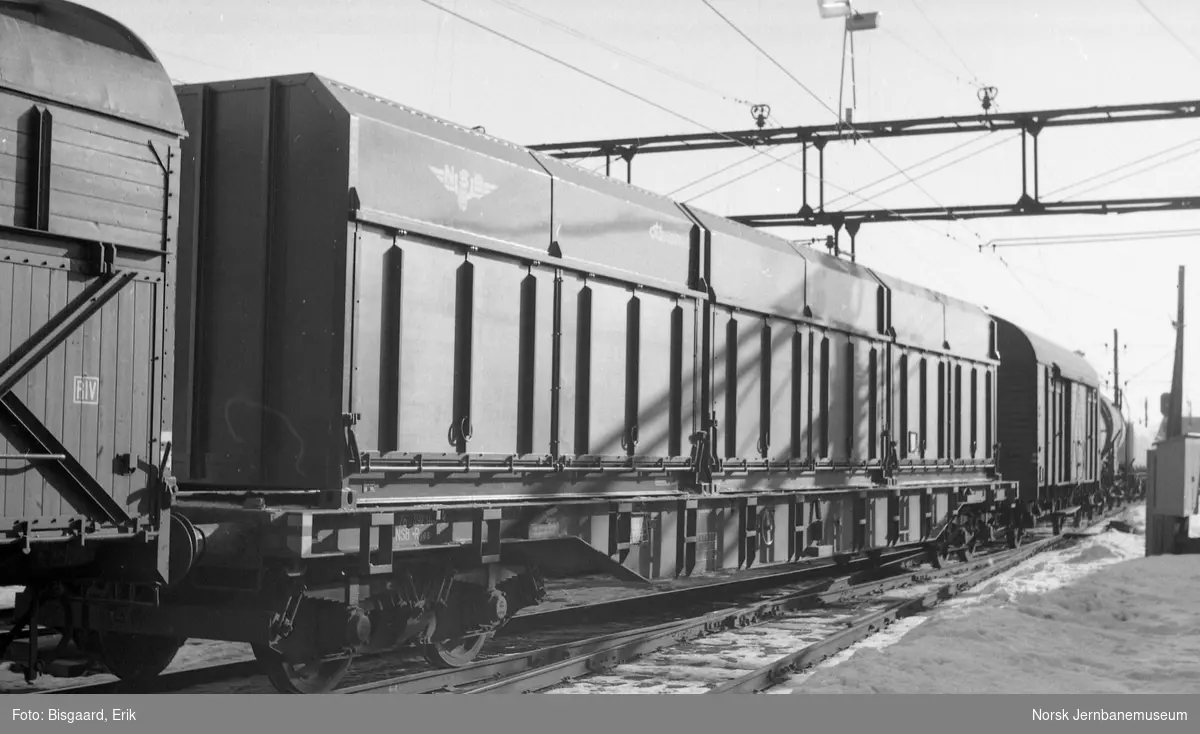 Plattformvogn litra Rgps med fliscontainere på Ski stasjon
