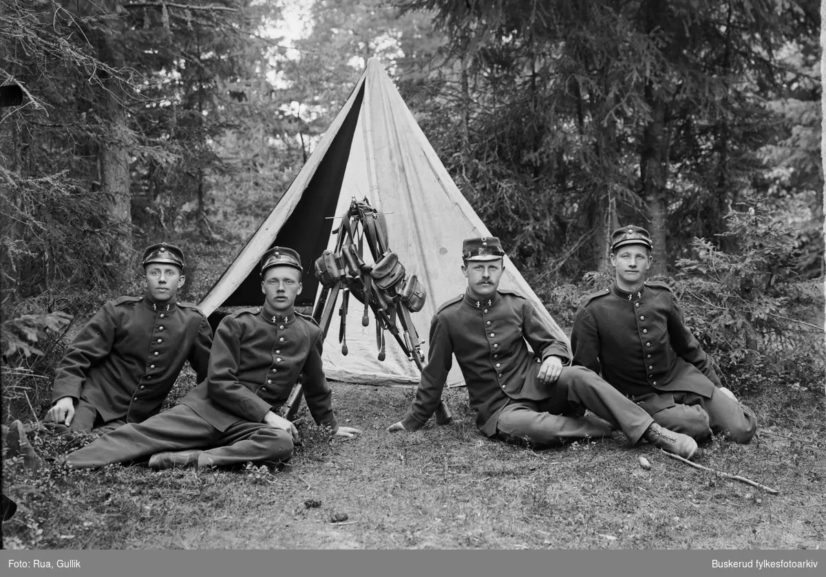 Gruppe soldater foran et telt
Korporalgruppe med Asman, Bjørkholdt
Gullik G. Rua til høyre
1902