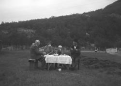 Kaffe utendørs på gården Mikkelsnes, ca. 1958-1962. Fra vens