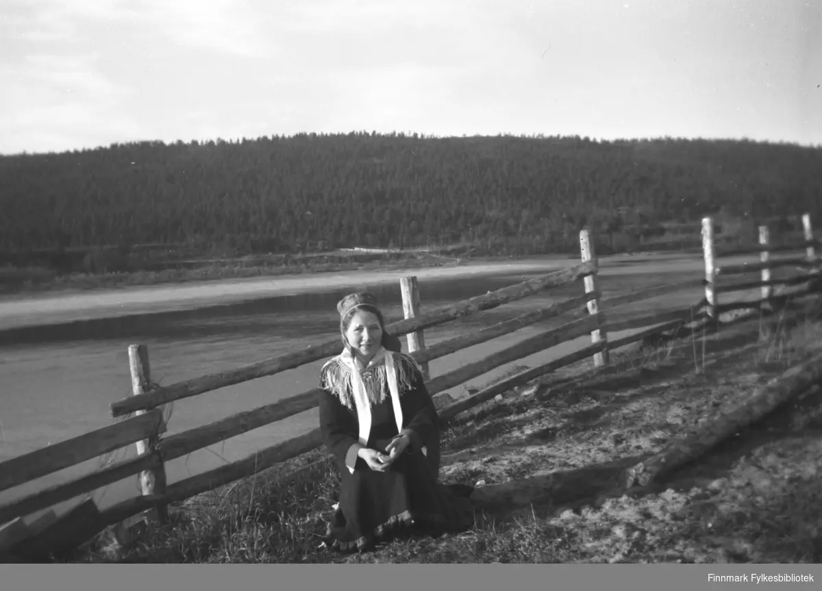 Kari (Karen Åshild) Mikkola gikk et vevkurs i Karasjok. Her er hun avbildet i samekofte med Karasjokka i bakgrunnen