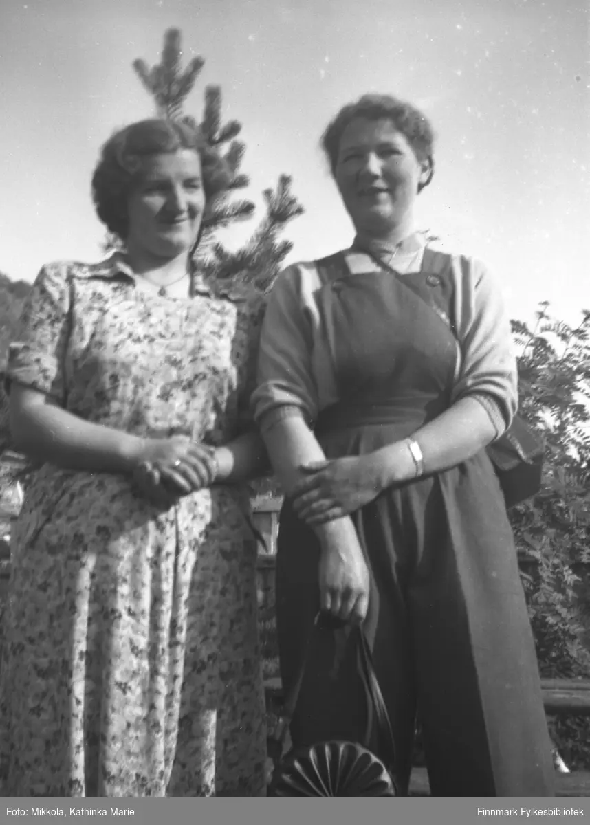Mikkola-søstrene Astrid (til venstre) og Ingrid Mikkola, fotografert i hagen på familiens gård Mikkelsnes i Neiden. Bildet er tatt ved samme anledning som 05007-025