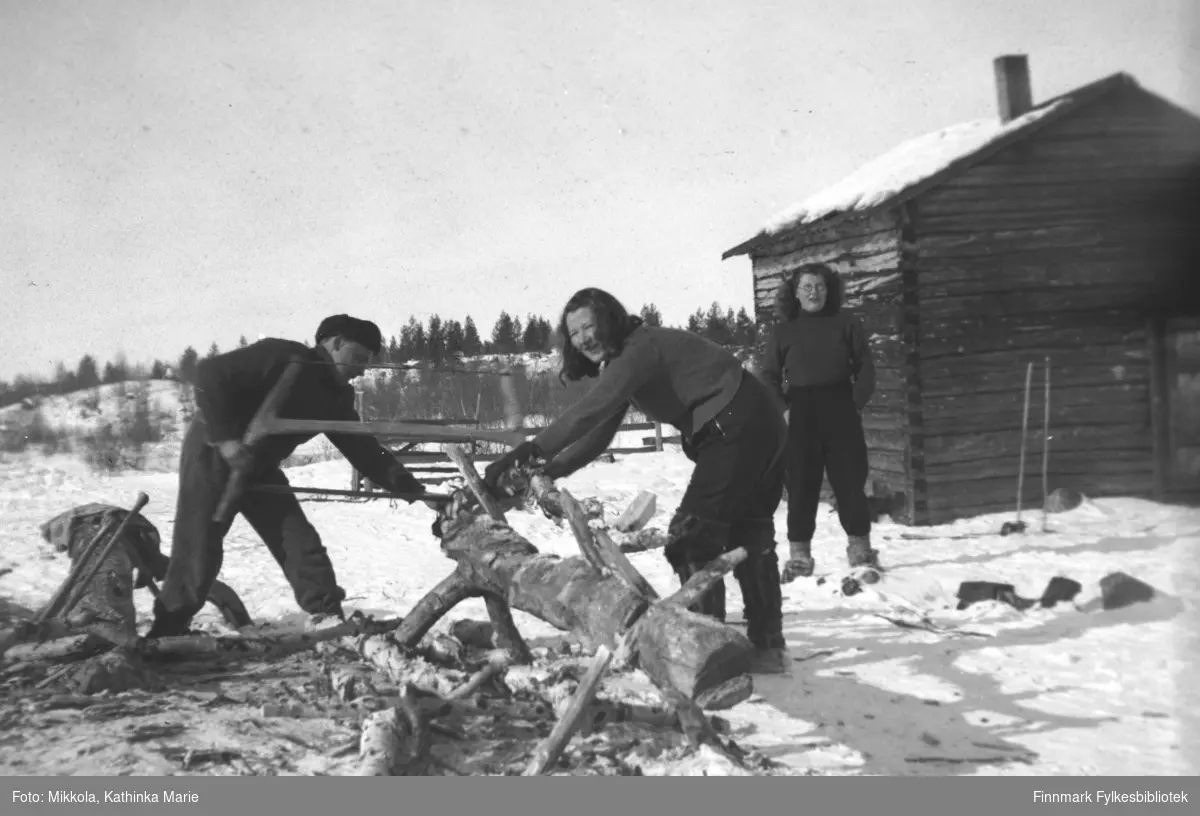 Pakanajoki 1937. Kari Mikkola og Aslak Aikio ved sagkrakken. I bakgrunnen Ingrid Mikkola.